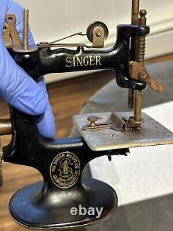 Antique 1910/14 Toy Singer Sewing Machine Cast Iron Oval Base Black Enamel