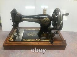 Antique 1912 SINGER Hand Crank Cast Iron Sewing Machine