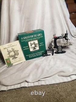 Antique 1914 Singer Toy Sewing Machine