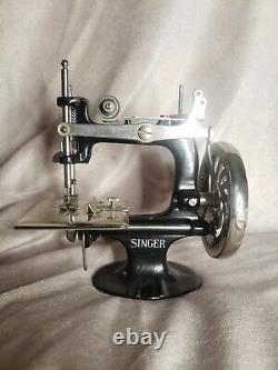 Antique 1914 Singer Toy Sewing Machine
