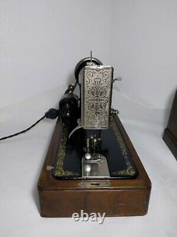 Antique 1922 Singer 99k Sewing Machine with Wood Case, Knee Pedal/Lever Vintage