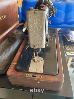 Antique 1924 Singer Sewing Machine With Wooden Case Collectible Vintage