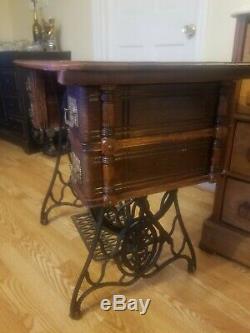 Antique Cast Iron 1897 Singer Treadle Sewing Machine Table GORGEOUS