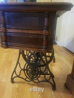 Antique Cast Iron 1897 Singer Treadle Sewing Machine Table GORGEOUS