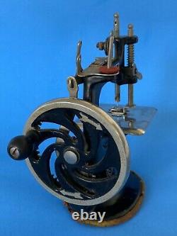 Antique Childs SINGER Sewing Machine 1900s #20 Oval Base WORKS Hand Crank USA