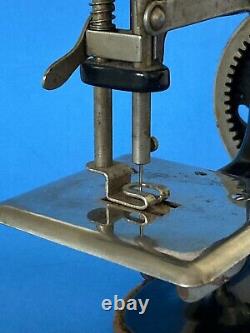 Antique Childs SINGER Sewing Machine 1900s #20 Oval Base WORKS Hand Crank USA