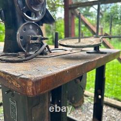 Antique Industrial Singer Sewing Machine No. 31-15 Foot Pedal Wooden Table Motor