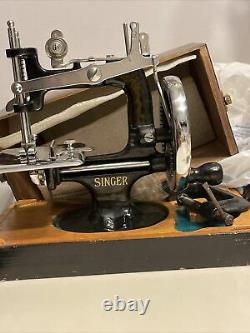 Antique Mini Singer Sewing Machine Hand Crank, Child Table Top Model 20