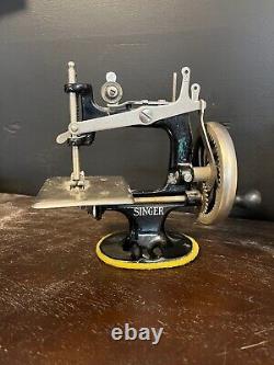 Antique Mini Singer Sewing Machine Tabletop Salesman Sample - Amazing Condition