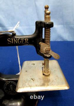 Antique Miniature -mini Singer Sewing Machine Cast Iron