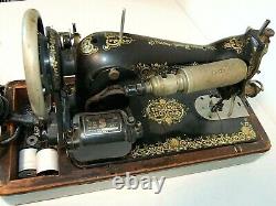 Antique SINGER Model 15 SEWING MACHINE from 1923, Gingerbread, withBent Wood Case
