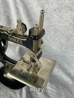 Antique SINGER SEWING MACHINE Miniature Salesman Sample -Mini Vintage Toy