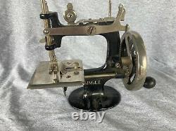 Antique SINGER SEWING MACHINE Miniature Salesman Sample -Mini Vintage Toy