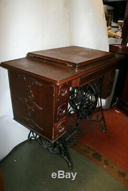 Antique SINGER Sewing Machine with Table plus Accessories and oil Can C3991680