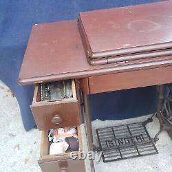 Antique SINGER Treadle Sewing Machine. AC Series. In Working Condition