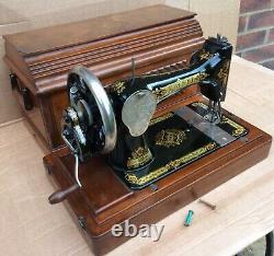 Antique Singer 28, 28K Hand crank sewing machine, 1910 Production