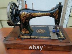 Antique Singer 28K sewing machine, Hand crank, original carrying case, 13707155
