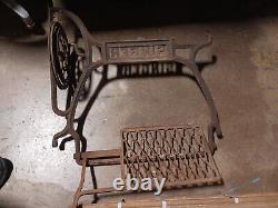 Antique Singer 29 Patcher Treadle Sewing Machine Cast Iron Stand Center Pieces