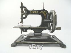Antique Singer 30k Chainstitch Sewing Machine c. 1913 Complete with Cast Iron Base