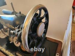 Antique Singer 99 sewing machine EUC in base with pedal and power cord runs good
