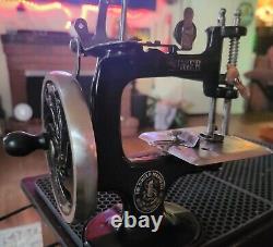 Antique Singer Cast Iron Child's Sewing Machine 7