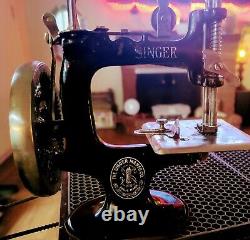 Antique Singer Cast Iron Child's Sewing Machine 7