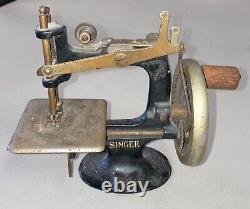 Antique Singer Cast Iron Child's Sewing Machine Excellent 7