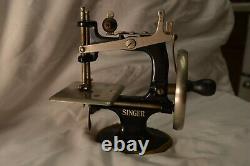 Antique Singer Childs Toy Hand Crank Sewing Machine No. 20