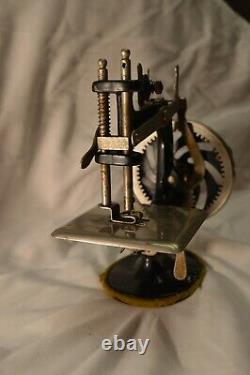 Antique Singer Childs Toy Hand Crank Sewing Machine No. 20