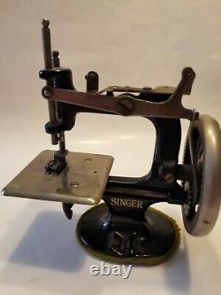 Antique Singer Childs Toy Hand Cranked Sewing Machine Cranks Bobbin Up & Down