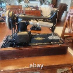 Antique Singer Electric sewing machine from Feb, 1929 in good working order