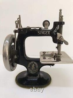 Antique Singer Model 20 Cast Iron Child's Sewing Machine XVC