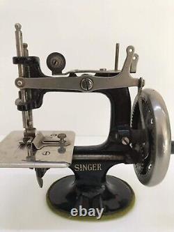 Antique Singer Model 20 Cast Iron Child's Sewing Machine XVC
