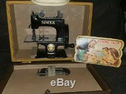 Antique Singer SEWHANDY Child's Toy Sewing Machine No. 20 excellent with Case