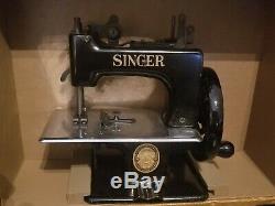 Antique Singer SEWHANDY Child's Toy Sewing Machine No. 20 excellent with Case