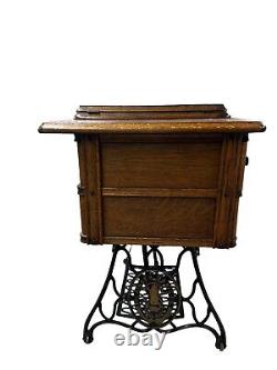 Antique Singer Sewing Machine (1916 G-Series)