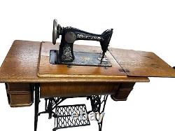 Antique Singer Sewing Machine (1916 G-Series)