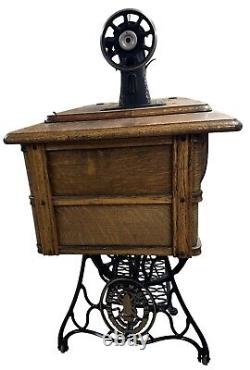 Antique Singer Sewing Machine (1916 G-Series)