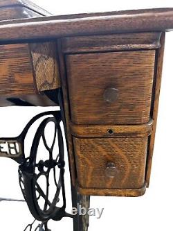 Antique Singer Sewing Machine (1916 G-Series)