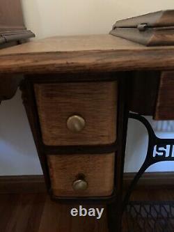 Antique Singer Sewing Machine 1920s, Original Wooden Cabinet withDrawers