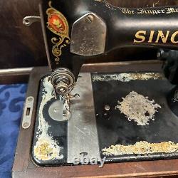 Antique Singer Sewing Machine, G0910508 La Vencadora Decals, Works