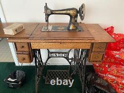 Antique Singer Sewing Machine H6653716