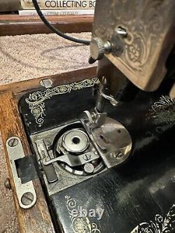 Antique Singer Sewing Machine Knee Lever Crank Wood Case