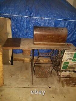 Antique Singer Sewing Machine in Cabinet Needs a good Home! Make an Offfer