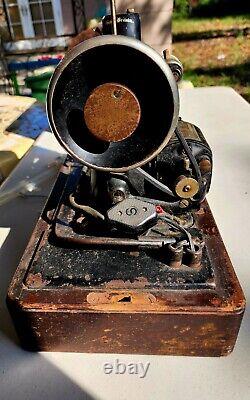 Antique Singer Sewing Machine in Dome Carry Case pre 1930