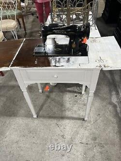 Antique Singer Sewing Machine in Wood Cabinet THIS MACHINE WORKS EE411553 1940