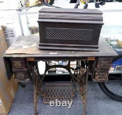 Antique Singer Sewing Machine with Cabinet/Table (LOCAL PICK UP ONLY)