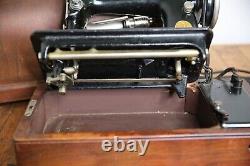 Antique Singer Sewing Machine with Knee Lever Crank Wood Case box WORKS