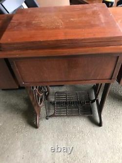 Antique Singer Sewing Machine withcabinet no treadle