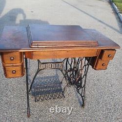 Antique Singer Treadle Sewing Machine in Cabinet, Vintage Early 1910-1915